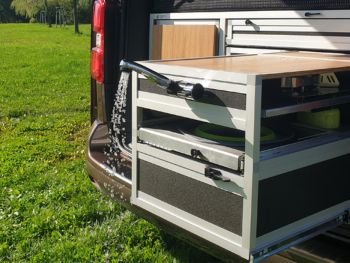 Noemi-tekoucí-voda-Vestavba-do-auta